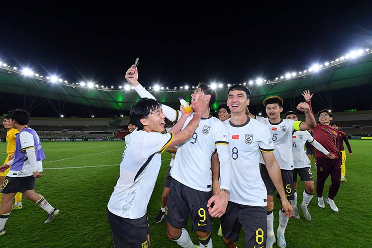 U23 Trung Quốc ôm mộng lớn Olympic sau U23 châu Á, người hùng Li Hao bị gạch tên - 1