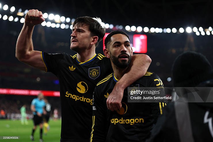 MU "lớ ngớ vớ huy chương", đua vô địch Ngoại hạng Anh được không? - 1