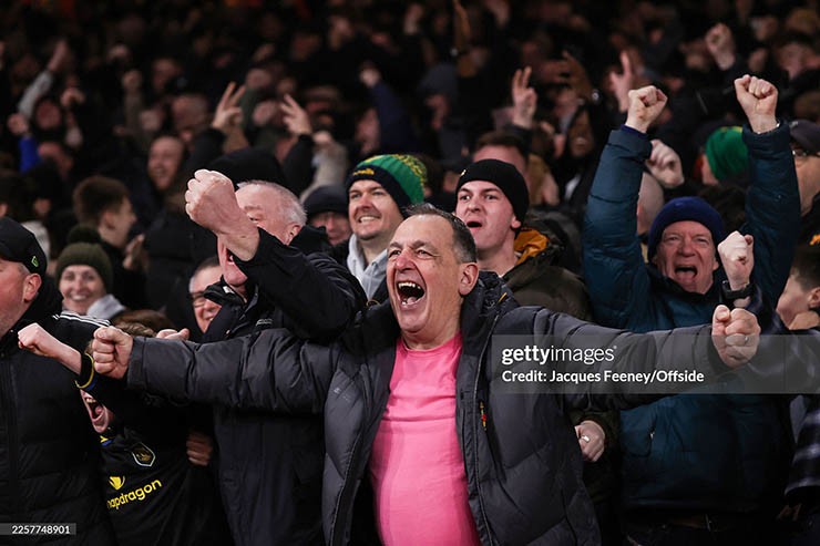 MU "lớ ngớ vớ huy chương", đua vô địch Ngoại hạng Anh được không? - 4