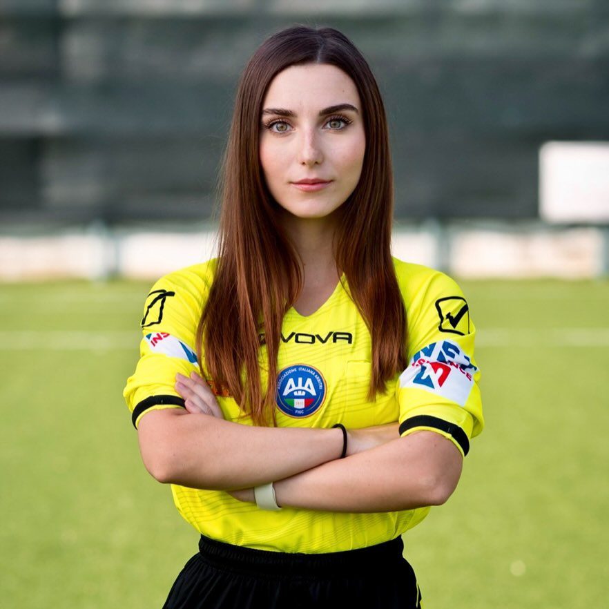 Nữ trọng tài gây sốt bóng đá Ý: Sinh viên đại học đẹp như người mẫu - 1