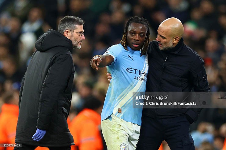 Man City thắng nhưng không trọn vẹn: Doku chấn thương, HLV Guardiola báo tin dữ - 2