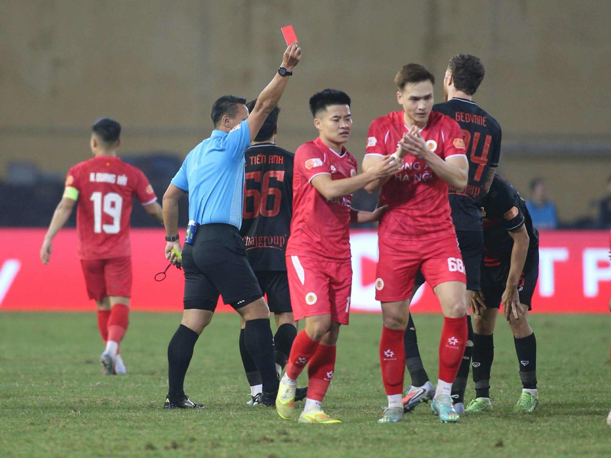 Công an Hà Nội thắng Ninh Bình 3-2, HLV Gerard tố trọng tài Malaysia phá hỏng trận đấu - 2