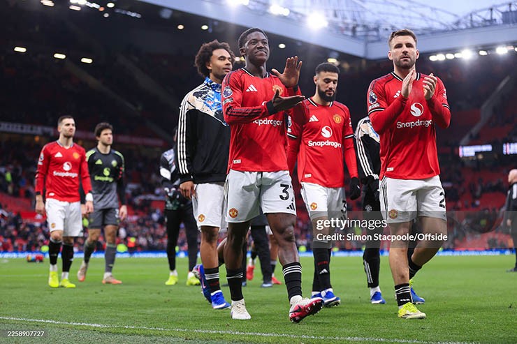 MU thăng hoa: Carrick điềm tĩnh như vàng, đưa "Quỷ đỏ" bước qua khủng hoảng - 1