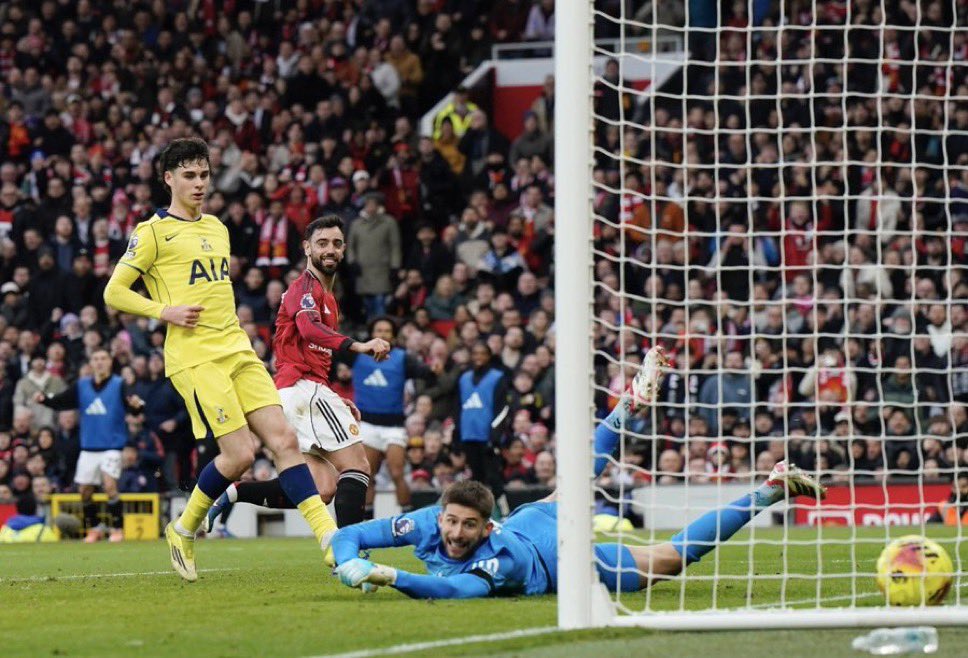 MU đi đầu xu thế tạt bóng thuận chân, đòn đánh kinh điển trở lại Ngoại hạng Anh - 1