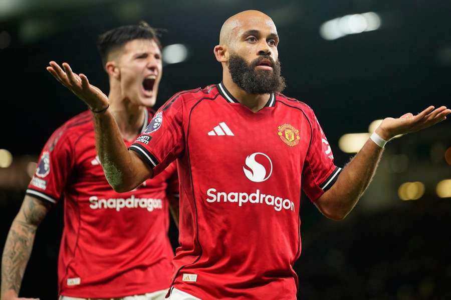 Tỷ phú Anh bị điều tra vì phát ngôn gây tranh cãi dữ dội, nội bộ MU nổi sóng ngầm - 2