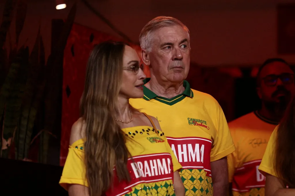 HLV Ancelotti thân mật với 3 phụ nữ, dân mạng khen "tay chơi" thứ thiệt - 2