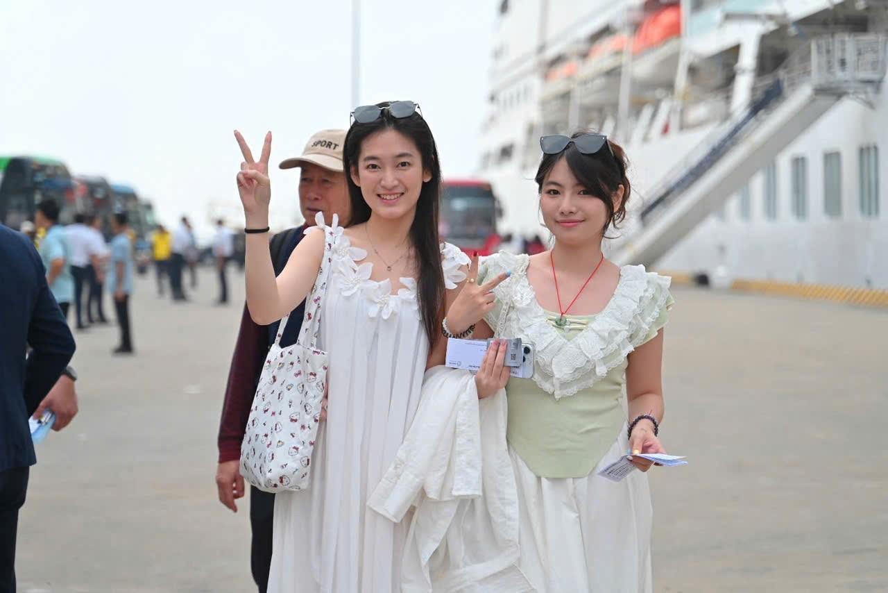 Nhiều điểm đến miền Bắc tấp nập đón khách du xuân - 6