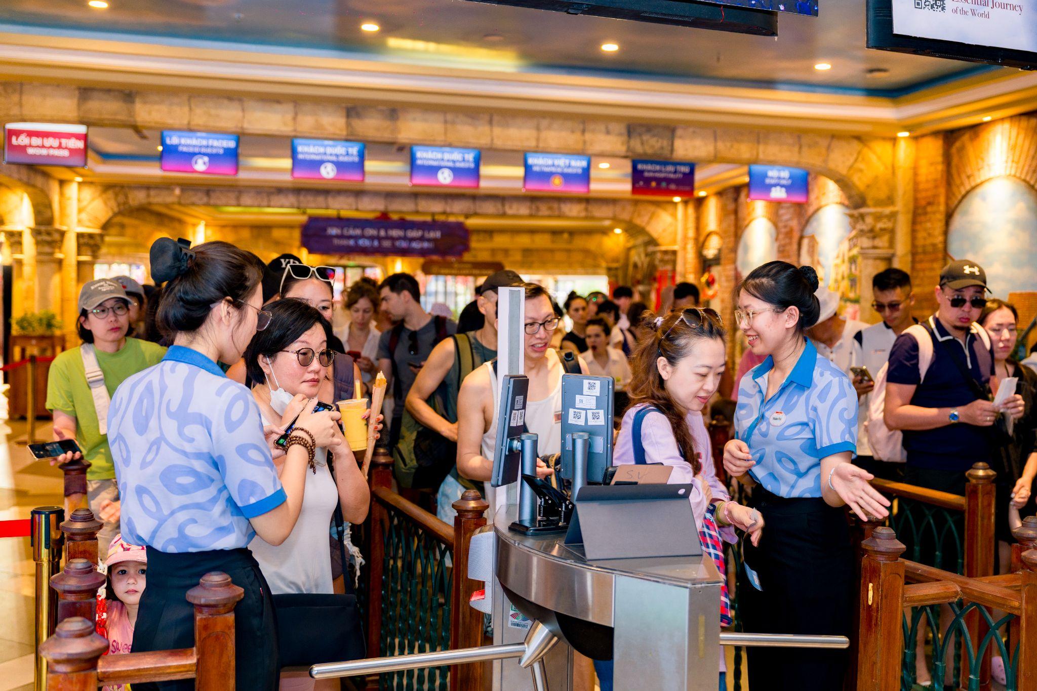 Chợ đêm, pháo hoa: Thị trấn Hoàng Hôn đón hàng trăm nghìn lượt khách Tết Nguyên đán - 1