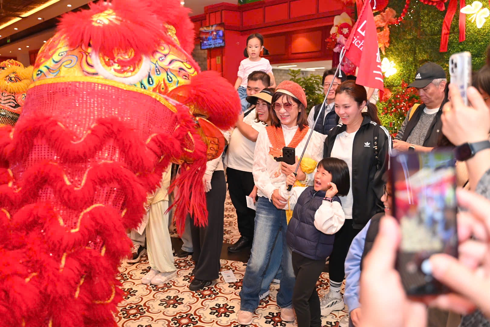 Du khách đổ về Sun World Ha Long ​check-in linh vật ngựa, nghe Xẩm Xuân, chơi cá ngựa khổng lồ ngày đầu năm - 3