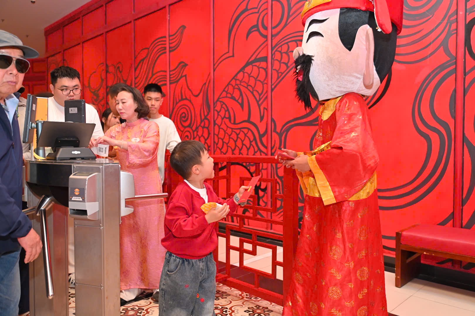 Du khách đổ về Sun World Ha Long ​check-in linh vật ngựa, nghe Xẩm Xuân, chơi cá ngựa khổng lồ ngày đầu năm - 4