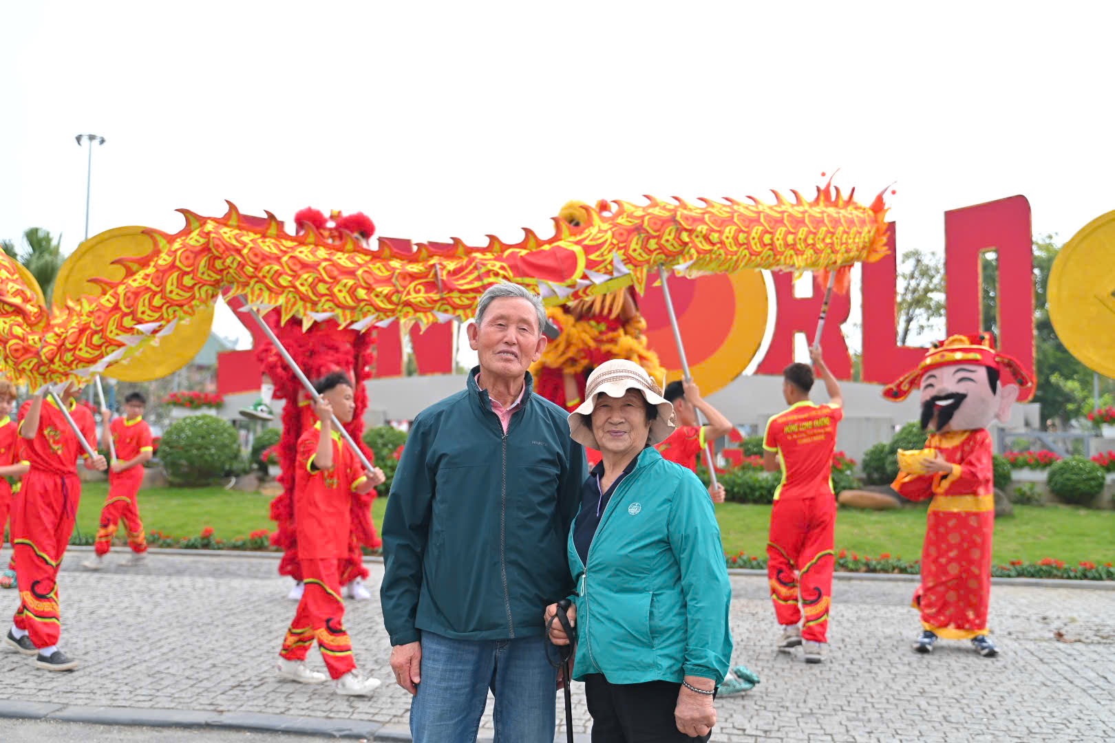 Du khách đổ về Sun World Ha Long ​check-in linh vật ngựa, nghe Xẩm Xuân, chơi cá ngựa khổng lồ ngày đầu năm - 1