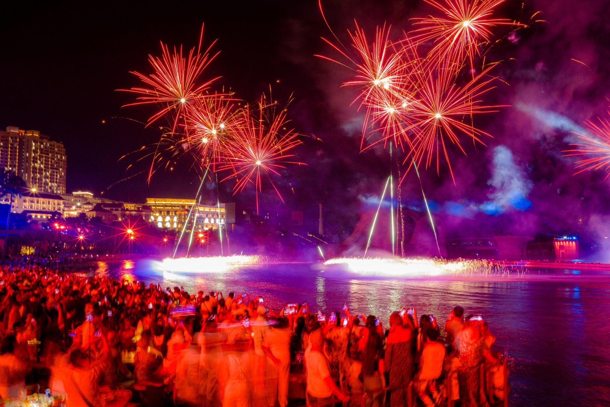 Chợ đêm, pháo hoa: Thị trấn Hoàng Hôn đón hàng trăm nghìn lượt khách Tết Nguyên đán - 4