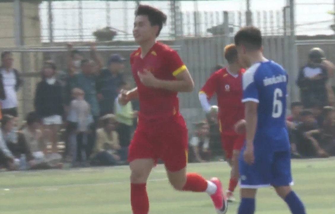 Đình Bắc ghi 4 bàn giúp đội nhà ngược dòng, bị fan vây kín khi đá "giải làng" ngày Tết - 1