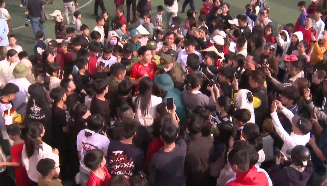 Đình Bắc ghi 4 bàn giúp đội nhà ngược dòng, bị fan vây kín khi đá "giải làng" ngày Tết - 2