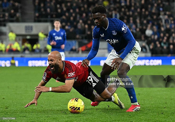 MU trả giá đắt cho chiến thắng Everton, Martinez và Mbeumo chấn thương ra sao? - 1