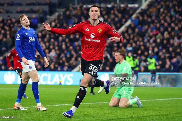 MU vất vả thắng Everton: Sesko sắm vai người hùng, Fernandes bất ngờ tệ nhất - 1
