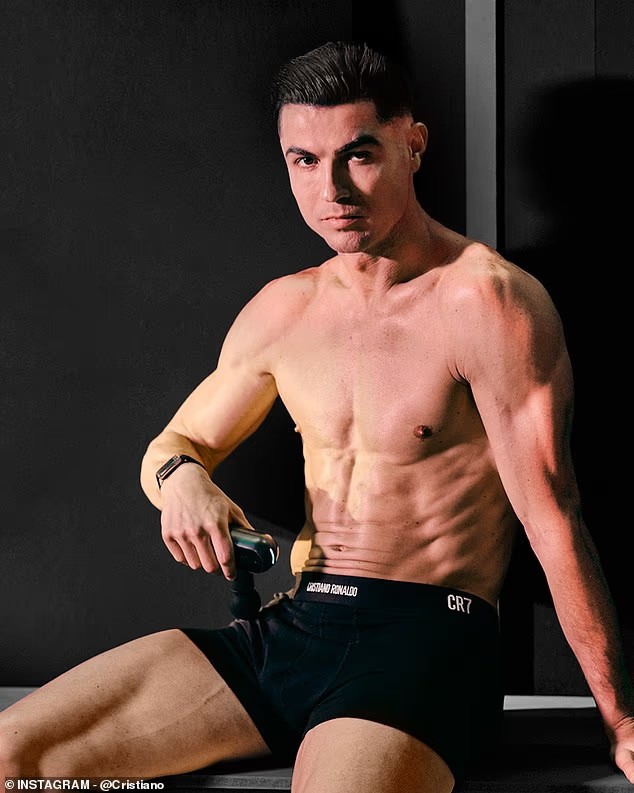 Ronaldo khoe “siêu cơ bắp” tuổi 41, tỷ lệ mỡ ăn đứt nhiều sao Ngoại hạng Anh - 1