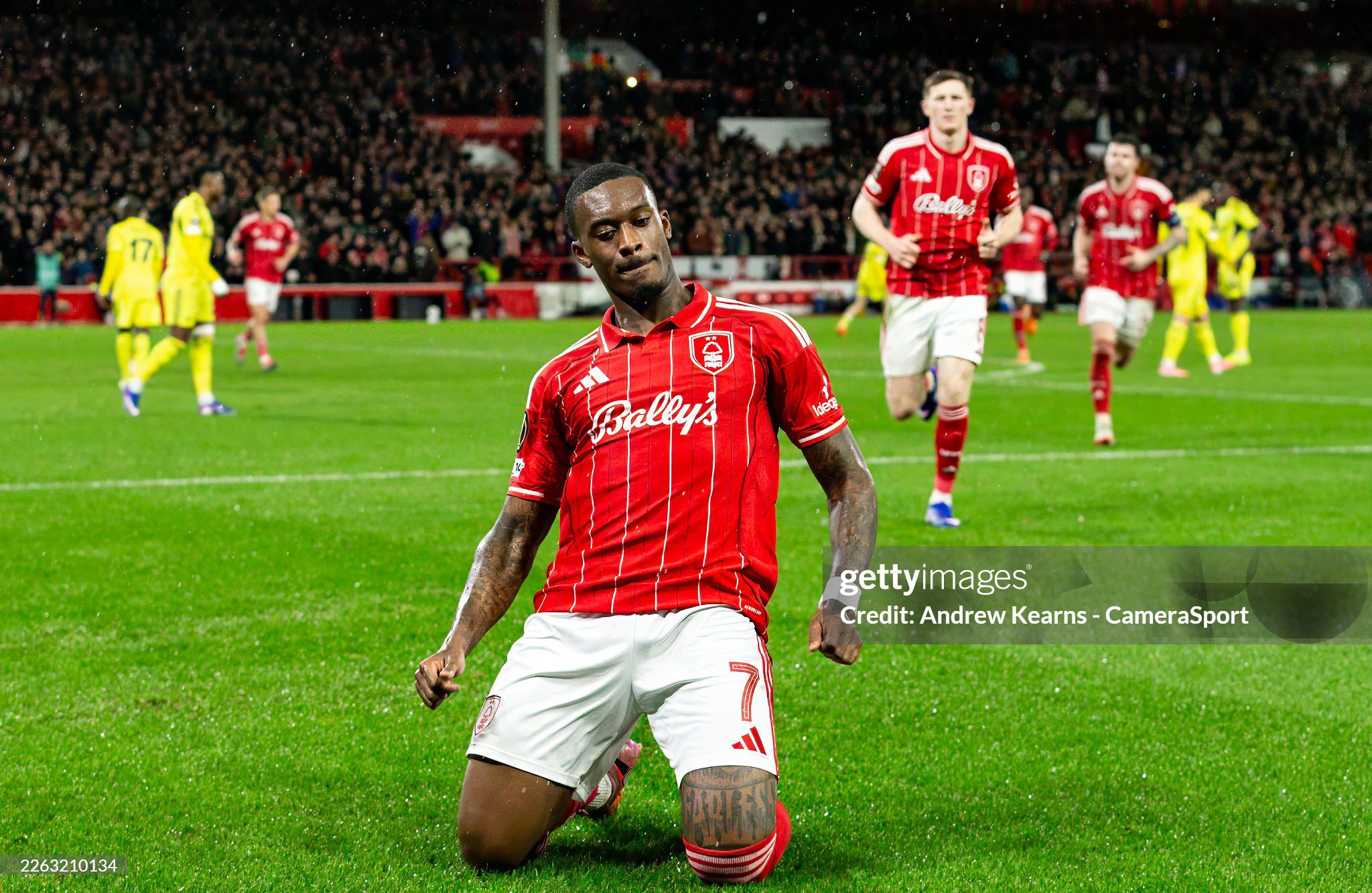 8 anh hào giành vé dự vòng 1/8 Europa League: Nottingham vất vả, Giroud giúp Lille có vé - 2