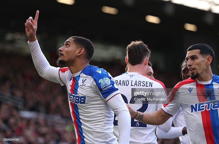 HLV Glasner chỉ trích quả 11m & thẻ đỏ, tố Cunha diễn kịch giúp MU hưởng lợi - 1