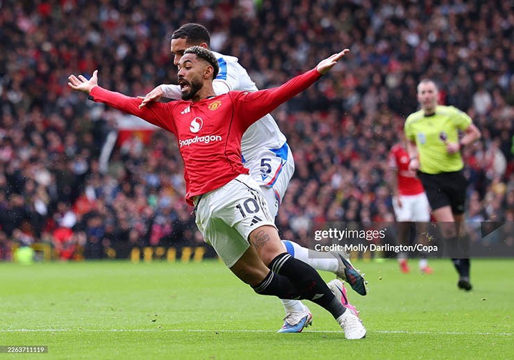 HLV Glasner chỉ trích quả 11m & thẻ đỏ, tố Cunha diễn kịch giúp MU hưởng lợi - 2