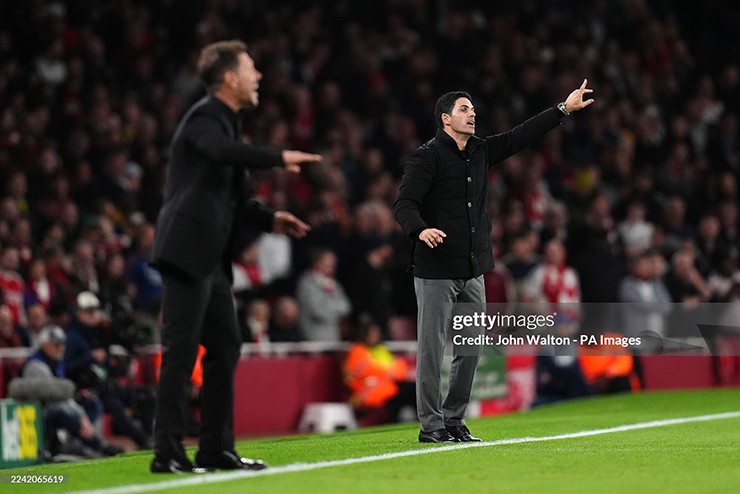 Arteta “hóa thân” Simeone: Arsenal bị chê chơi xấu nhưng ở rất gần ngai vàng - 1