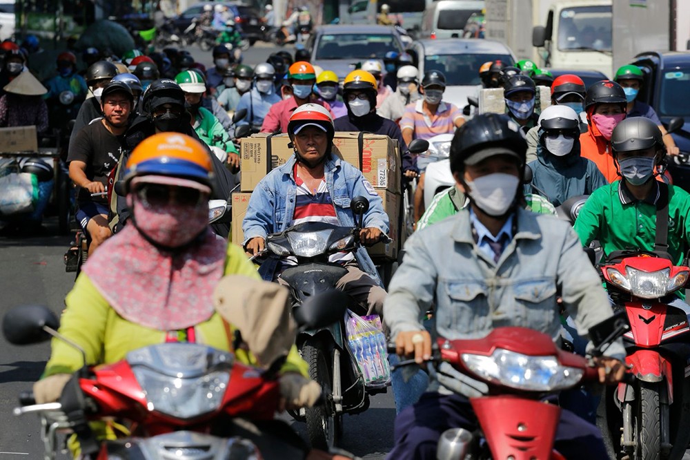 Từ món đồ “mặc cho có” đến bí quyết chọn đúng: Áo chống nắng đang bước vào cuộc sàng lọc mới - 1