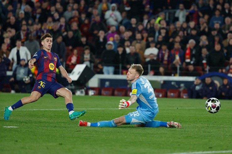 Barcelona vào tứ kết Cúp C1: Flick "thưởng nóng" dàn sao, HLV Newcastle tức giận - 1