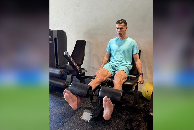 Ronaldo khoe ảnh tập thể lực cực sung, báo tin vui trước thềm World Cup - 1