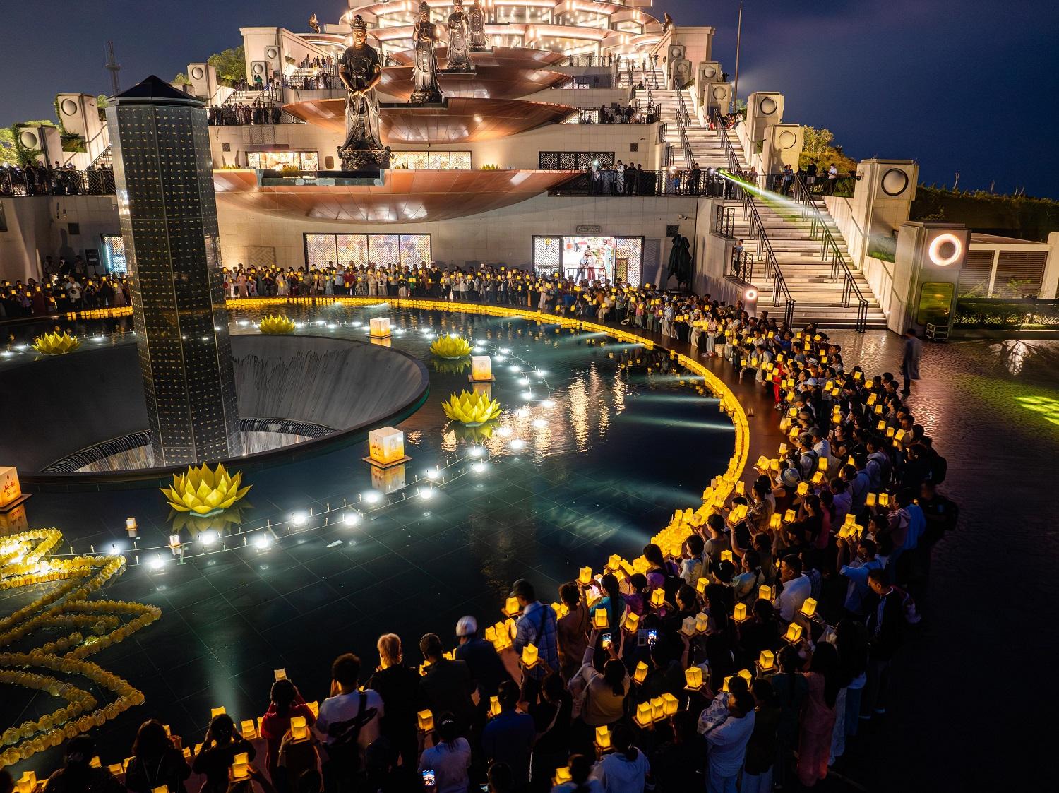 Du khách quốc tế tấp nập chiêm bái núi Bà Đen - 5