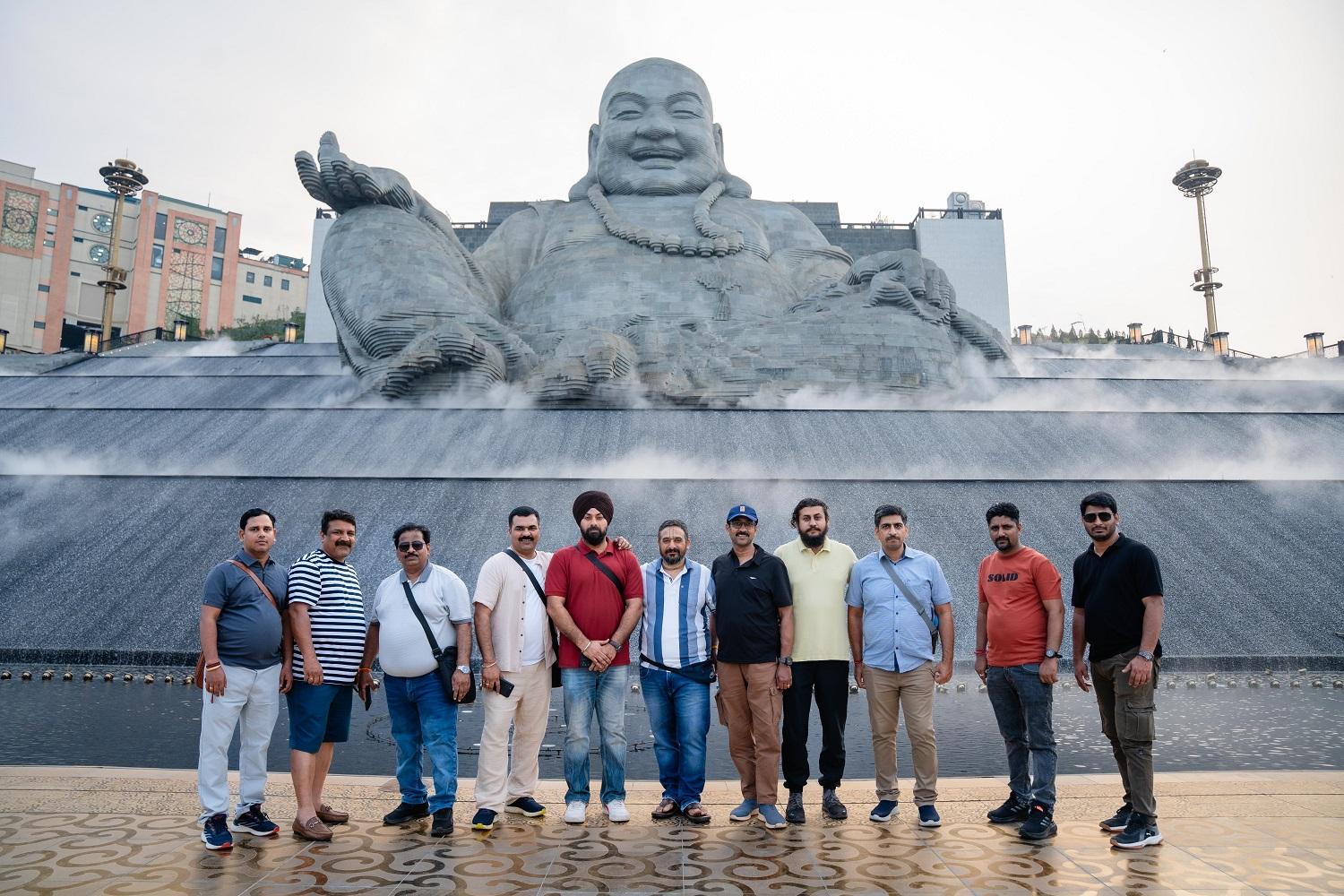 Du khách quốc tế tấp nập chiêm bái núi Bà Đen - 3