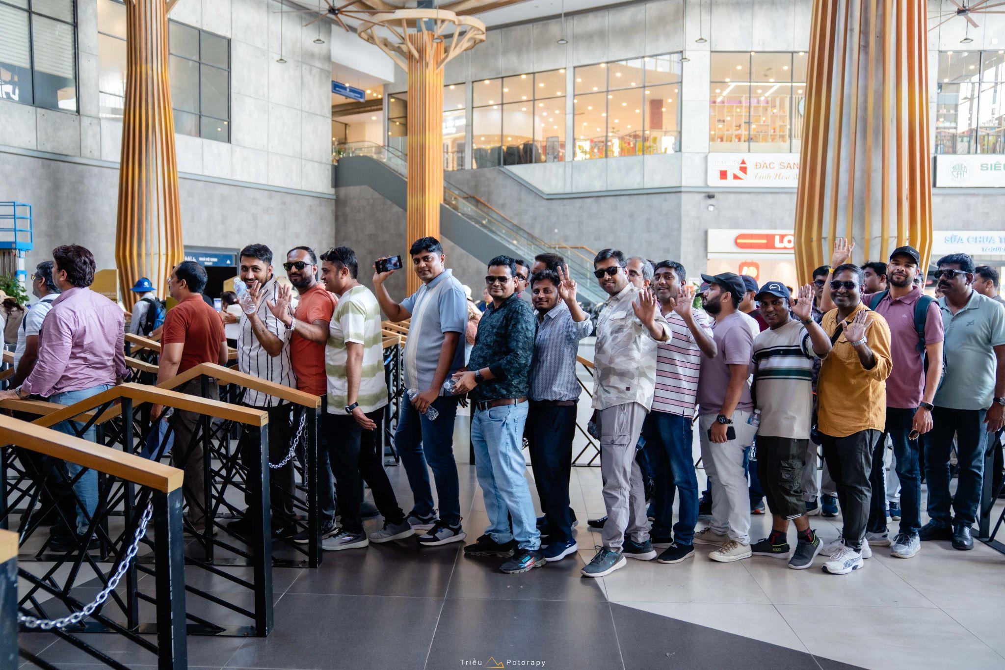 Du khách quốc tế tấp nập chiêm bái núi Bà Đen - 1