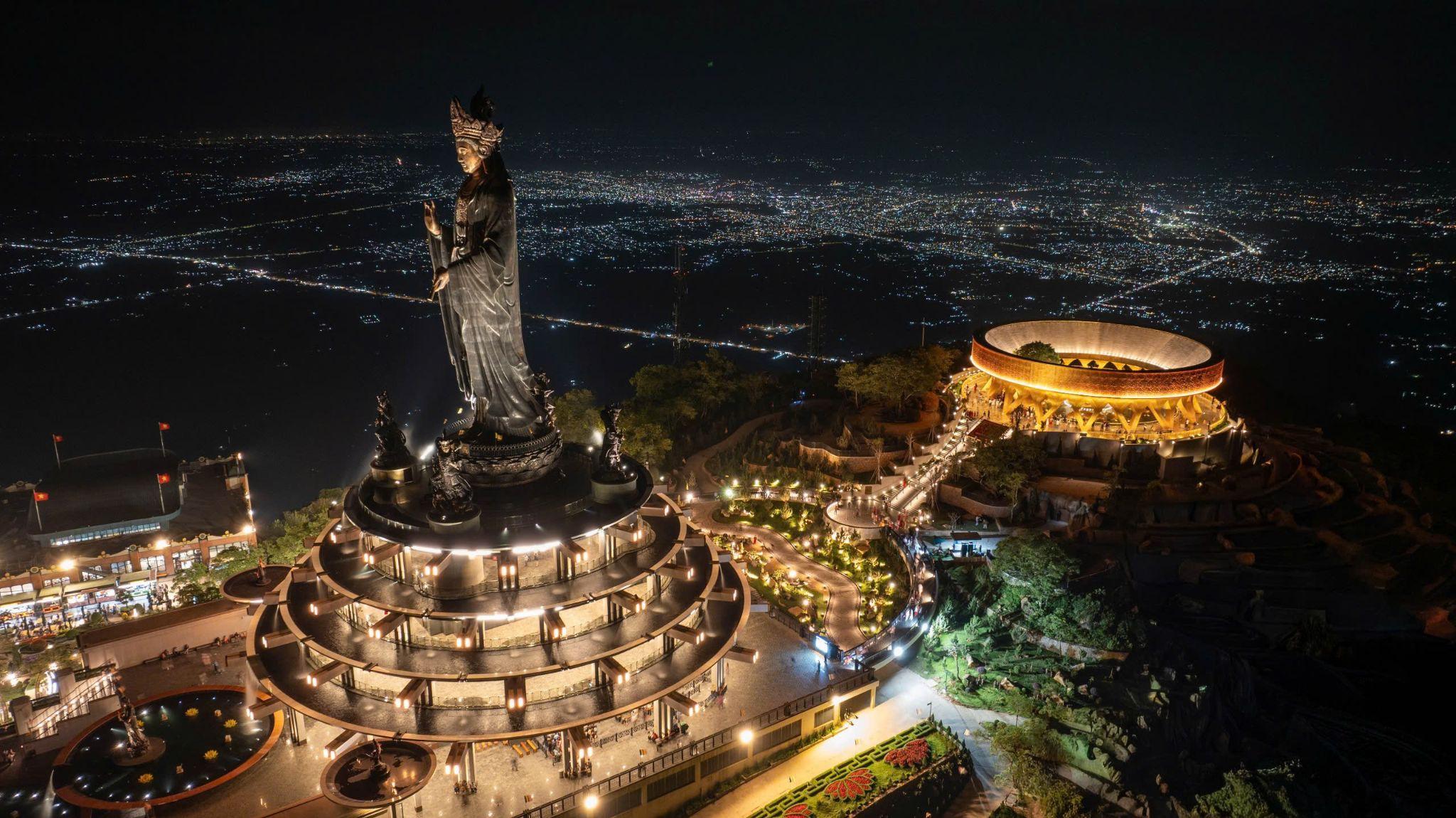 Du khách quốc tế tấp nập chiêm bái núi Bà Đen - 4