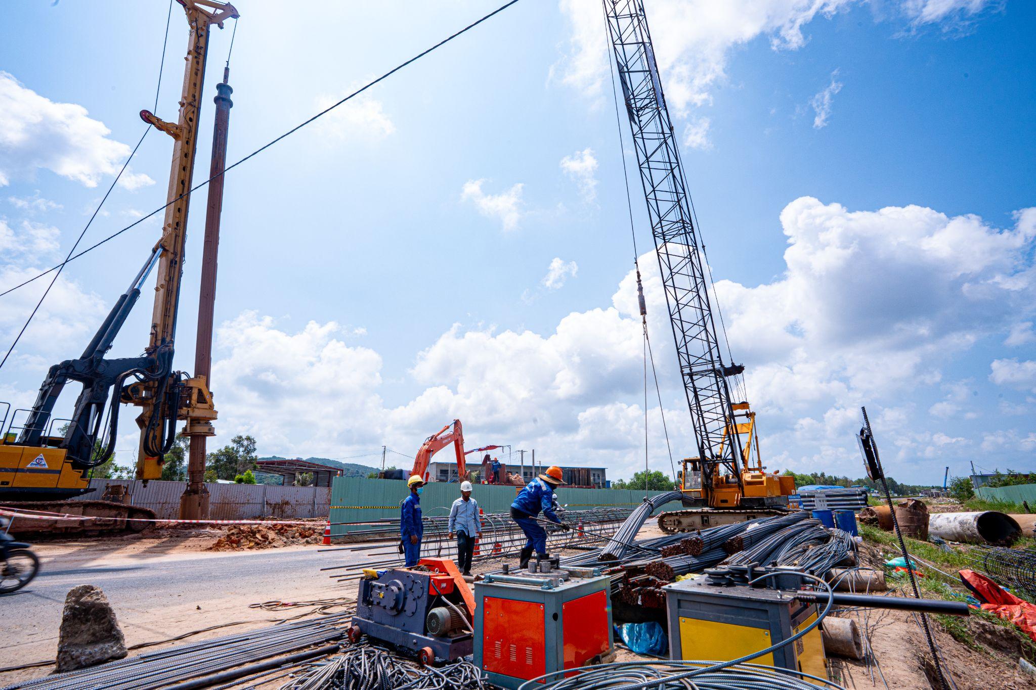 Soi tuyến đường 10 làn xe xuyên đảo đầu tiên của Việt Nam tại Phú Quốc - 3