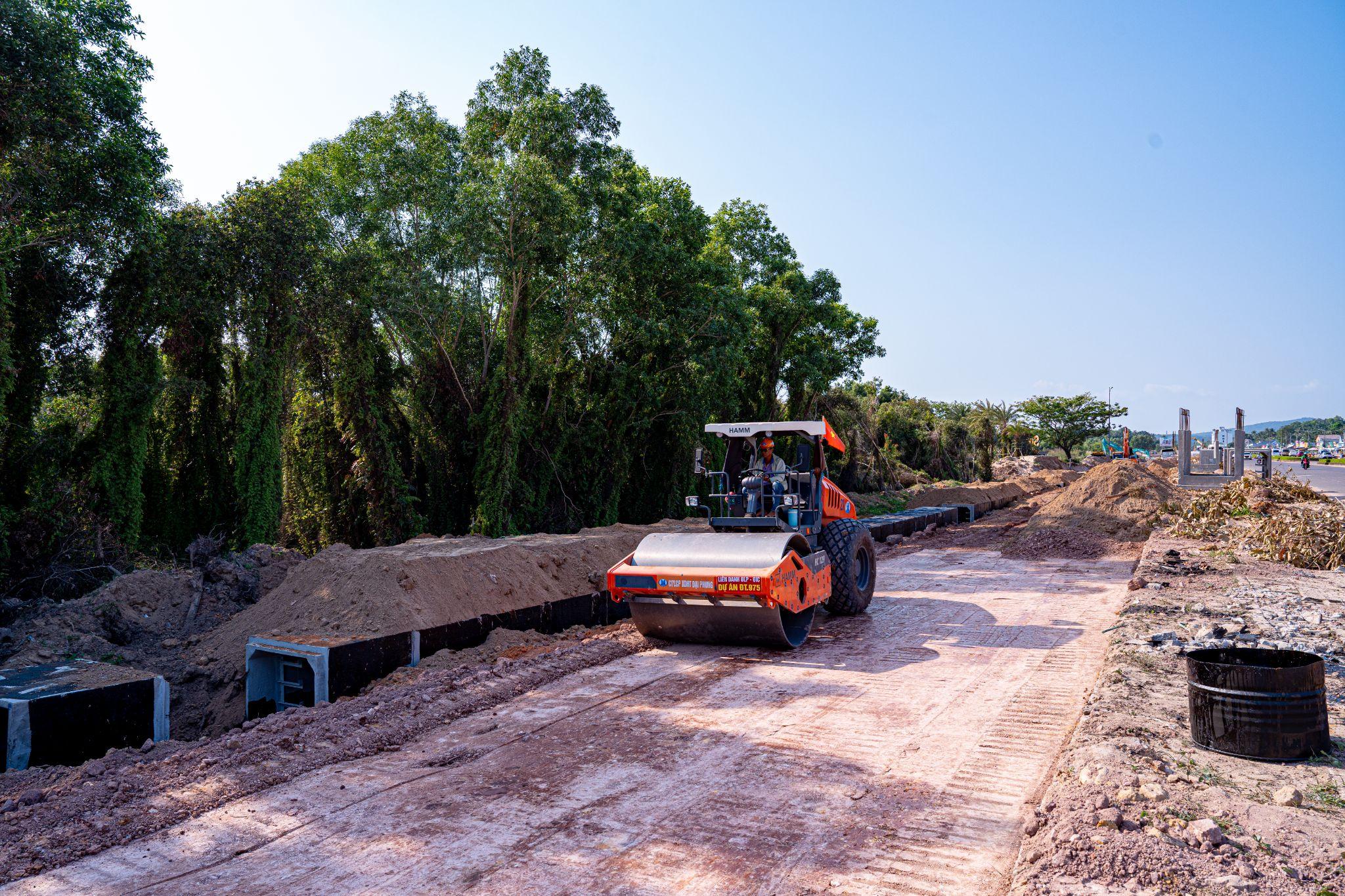 Soi tuyến đường 10 làn xe xuyên đảo đầu tiên của Việt Nam tại Phú Quốc - 2