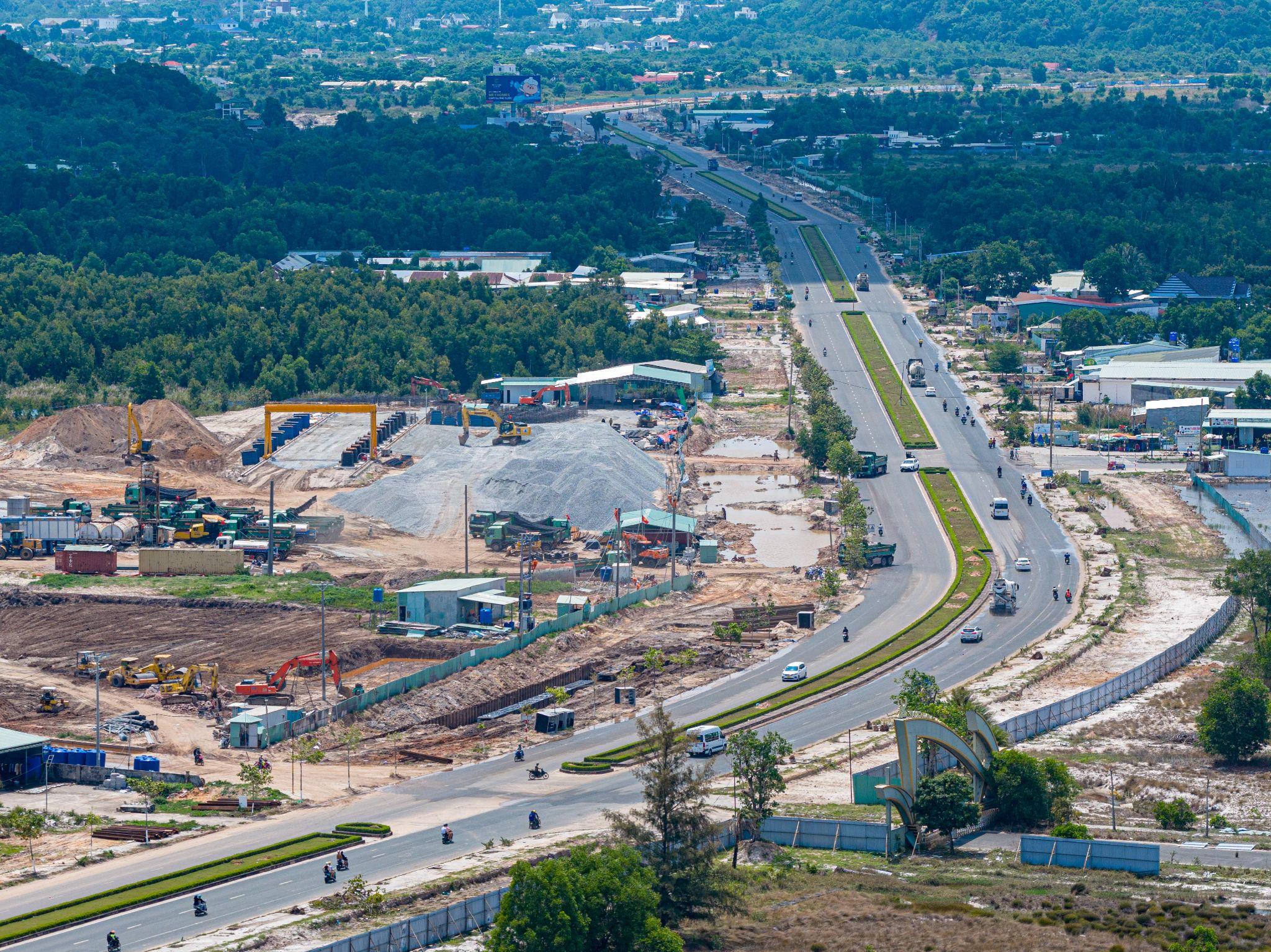 Soi tuyến đường 10 làn xe xuyên đảo đầu tiên của Việt Nam tại Phú Quốc - 1