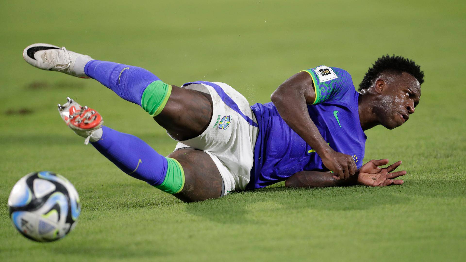 Vinicius vắng ở buổi tập của ĐT Brazil, Real Madrid lo nguy cơ chấn thương - 1