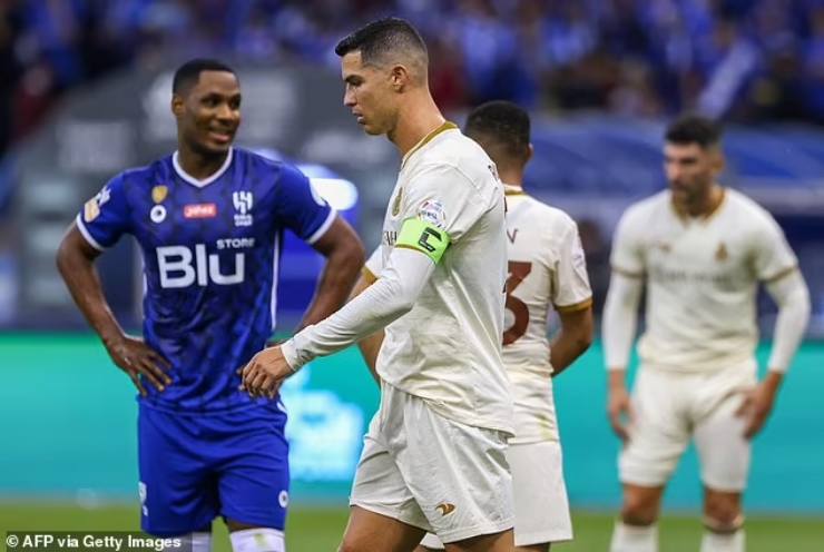 Rộ tin đồn Ronaldo định giải nghệ sớm, bỏ đá bóng để làm doanh nhân - 1