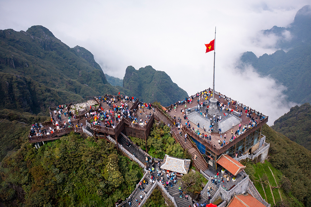 Du khách thích thú ngắm thung lũng hoa hồng nở rực rỡ dịp lễ 30/4 tại Fansipan - 7