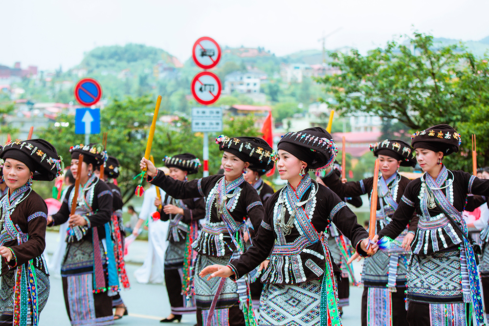 Du khách thích thú ngắm thung lũng hoa hồng nở rực rỡ dịp lễ 30/4 tại Fansipan - 2