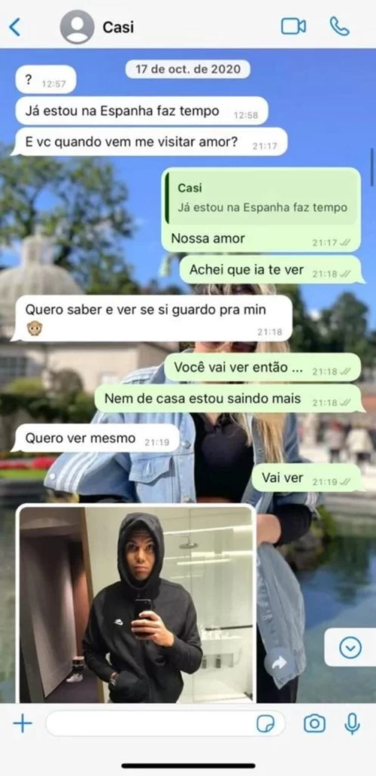 SAO MU Casemiro bị đồn &#34;cắm sừng&#34; vợ suốt 5 năm, cặp kè người mẫu bốc lửa - 2
