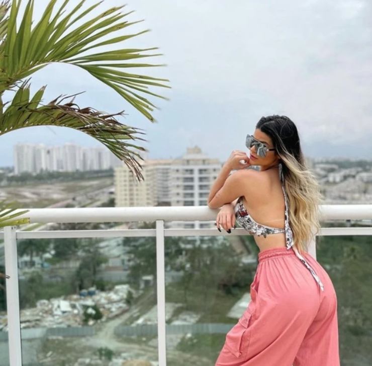 SAO MU Casemiro bị đồn &#34;cắm sừng&#34; vợ suốt 5 năm, cặp kè người mẫu bốc lửa - 3