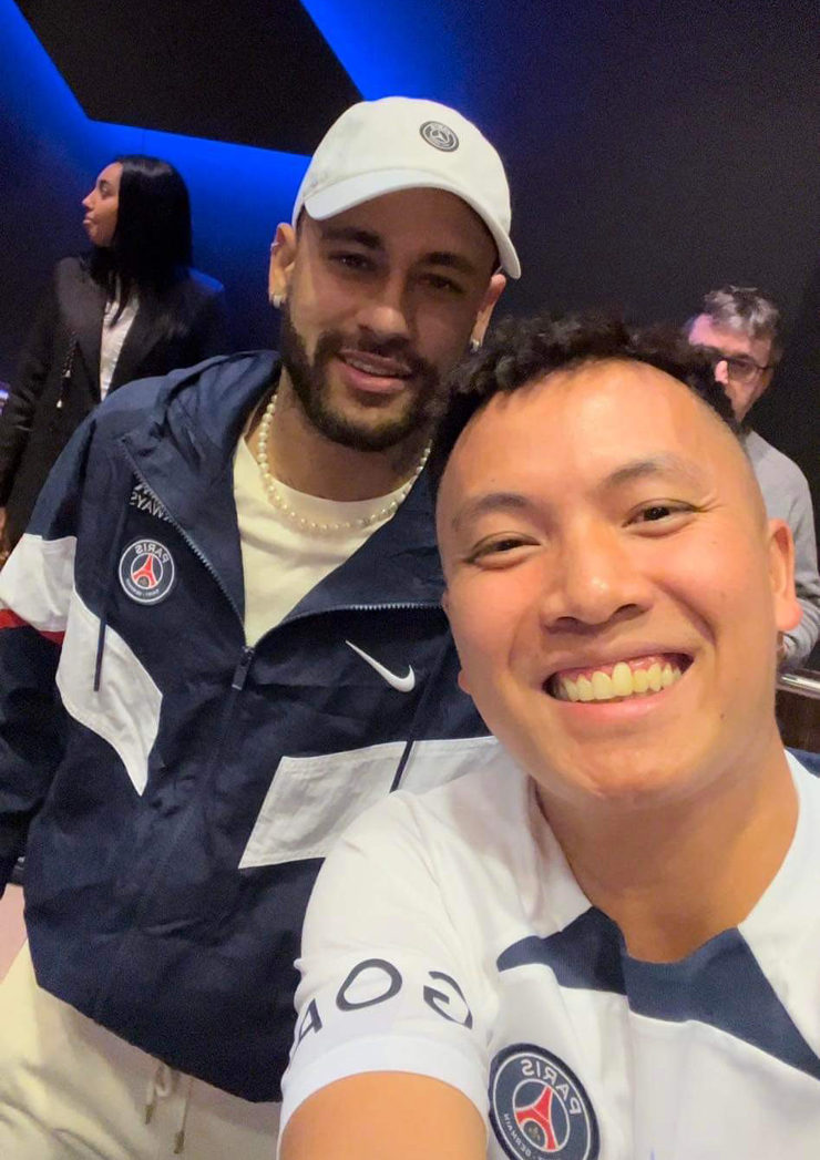 Ronaldo được Youtuber Việt Nam tặng nón, Văn Thanh có đổi chỗ cựu sao U16 Barca? - 1