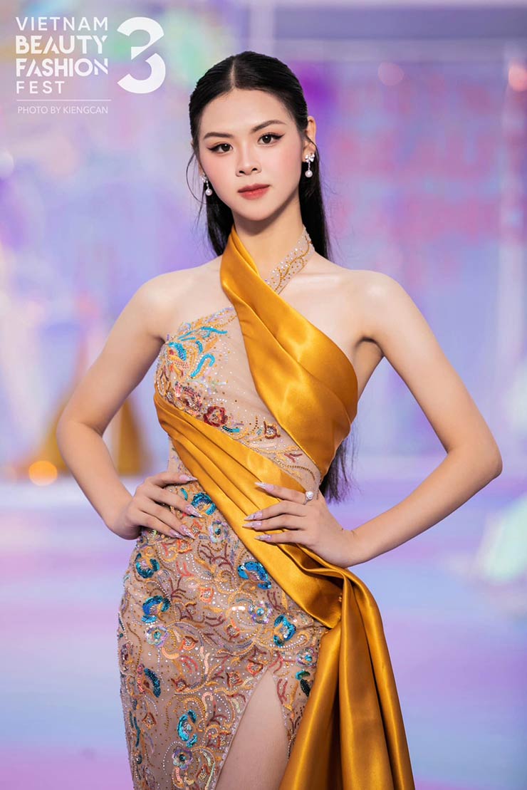 Hoa khôi bóng chuyền vào thẳng top 20 Hoa hậu Việt Nam, người đẹp làm đô vật - 1