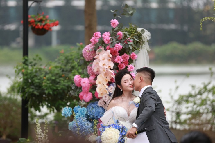 Quang Hải hôn Chu Thanh Huyền say đắm ở tiệc cưới, Văn Toàn làm phù rể - 1