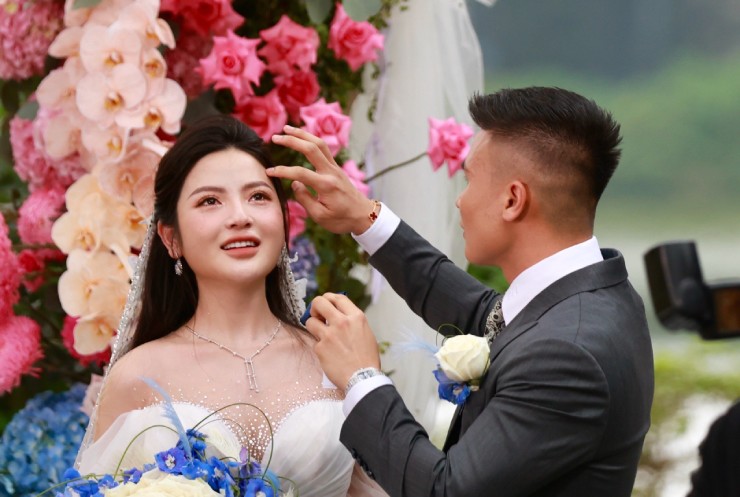Quang Hải hôn Chu Thanh Huyền say đắm ở tiệc cưới, Văn Toàn làm phù rể - 5