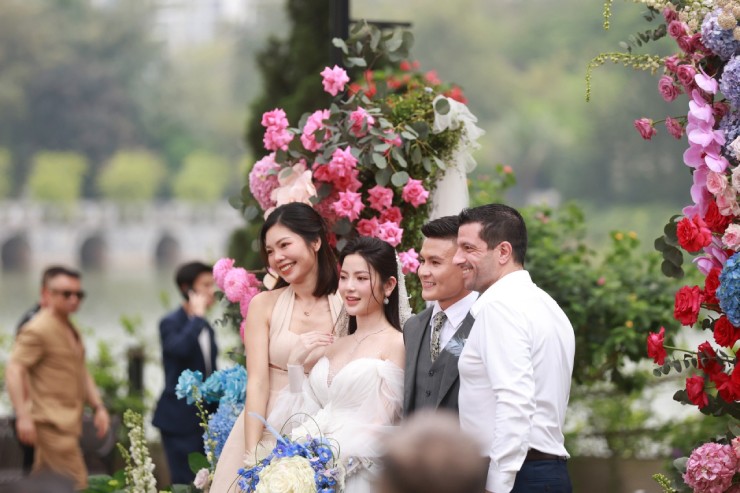 Quang Hải hôn Chu Thanh Huyền say đắm ở tiệc cưới, Văn Toàn làm phù rể - 9