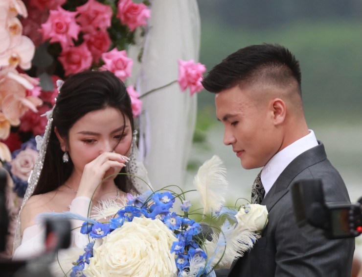 Quang Hải hôn Chu Thanh Huyền say đắm ở tiệc cưới, Văn Toàn làm phù rể - 6