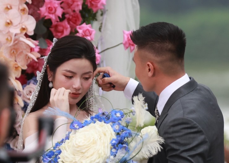 Quang Hải hôn Chu Thanh Huyền say đắm ở tiệc cưới, Văn Toàn làm phù rể - 7