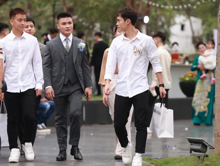 Quang Hải hôn Chu Thanh Huyền say đắm ở tiệc cưới, Văn Toàn làm phù rể - 2