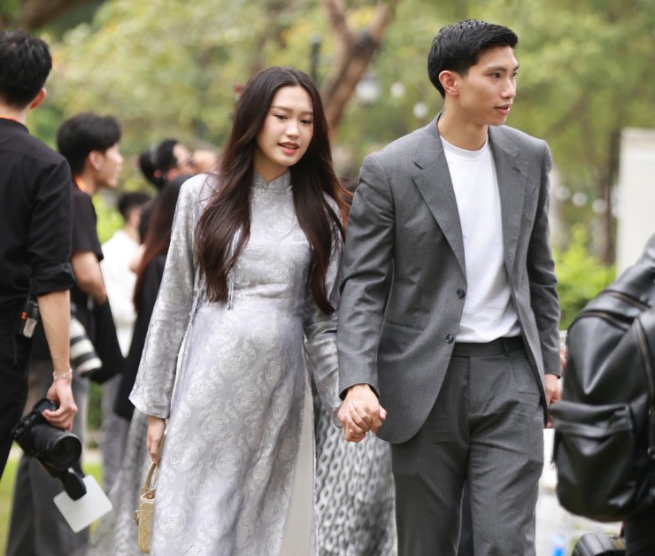 Quang Hải hôn Chu Thanh Huyền say đắm ở tiệc cưới, Văn Toàn làm phù rể - 4